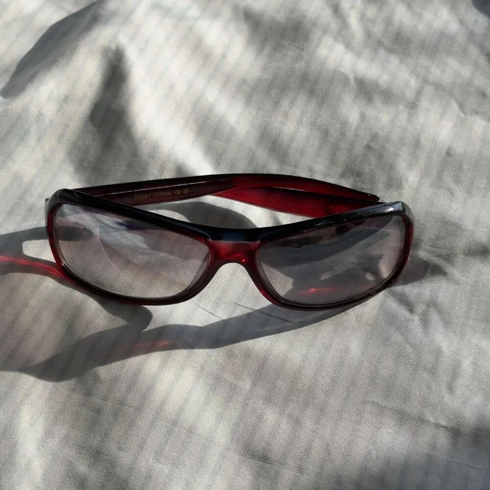 Red tortoiseshell sunglasses with gray lenses #tortoiseshell #retro